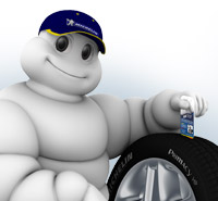 Bibendum Michelin verificando una llanta